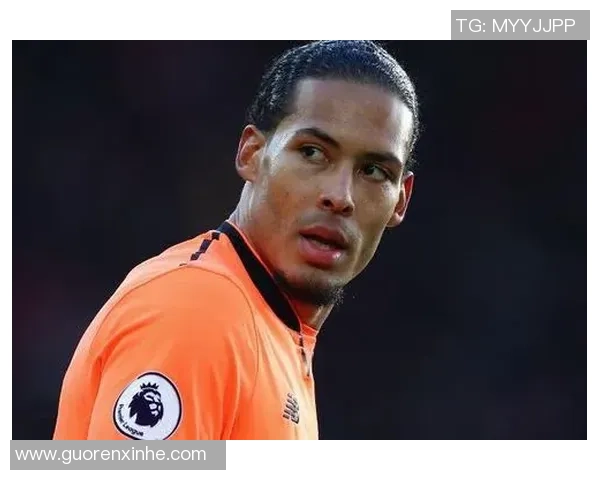 曼联传中被范迪克解围 科尔克兹面部被击后表情呆滞反应令人捧腹